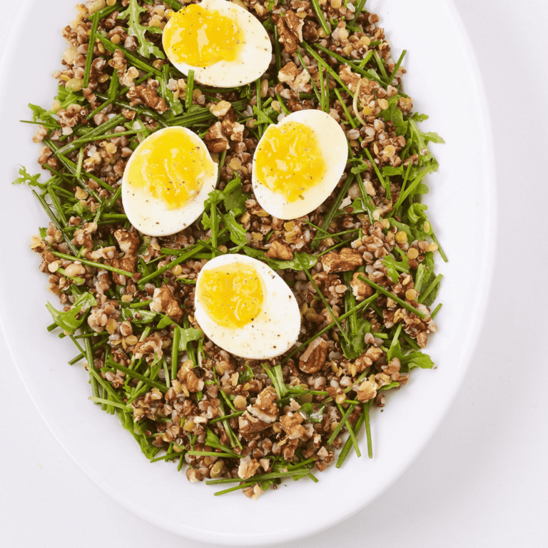 Salade de kasha et lentilles corails à la noix et oeufs mollets